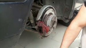 Замена задних тормозных колодок Mercedes benz w210