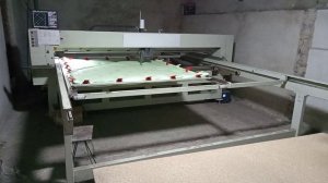 Одноигольная стегальная машина в работе