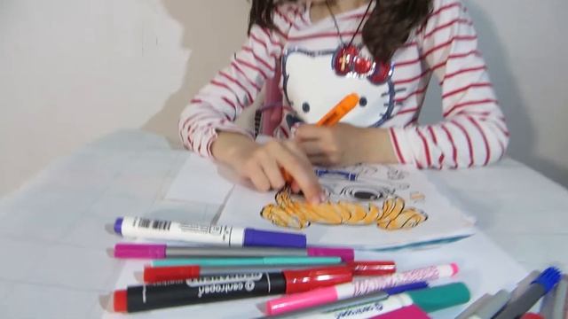 Юля учит как играть вместе. Девочки играют с детской косметикой для детей смотреть онлайн