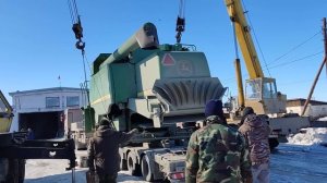 Разгружаем комбайн с трала.