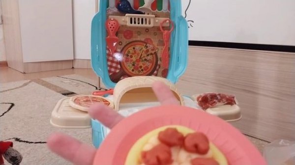 Видео про игрушки.Басики пришли в новое кафе.