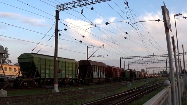 Электровоз 2ЭС4К-056 с грузовым поездом на Воздухоплавательном парке смотреть онлайн