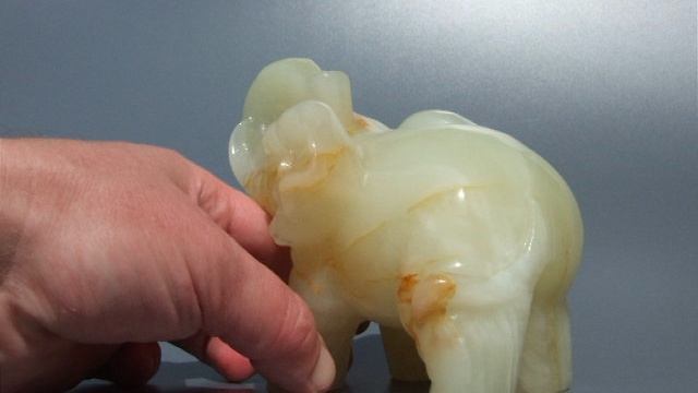 Фигура слона из афганского нефрита, вес 1080 грамм // 541 смотреть онлайн