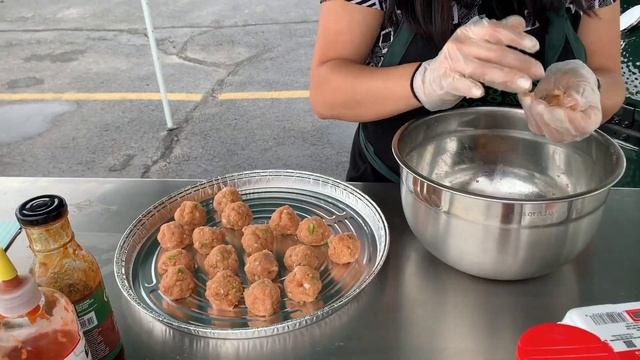 Spicy Turkey Meatballs & Bloomin' Apple Dessert on the Big Green Egg смотреть онлайн