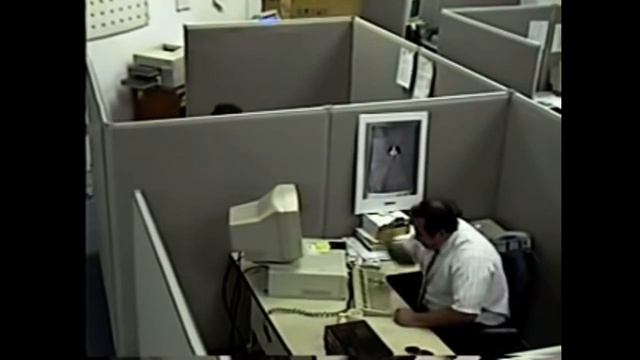 Angry man destroys his computer! смотреть онлайн