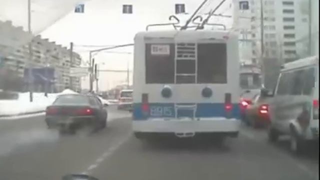 Троллейбус обогнал троллейбус