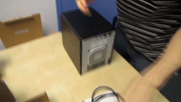 Western Digital WD Sentinel DX4000 Small Business Storage Server Unboxing Linus Tech Tips