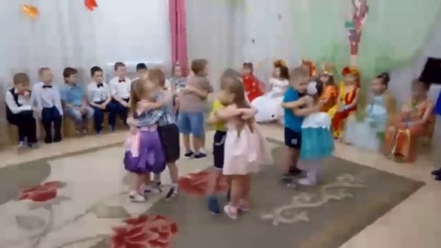 Дети танцуют.