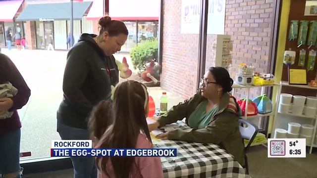 Edgebrook Shops hosts annual Egg-Spot family scavenger hunt смотреть онлайн