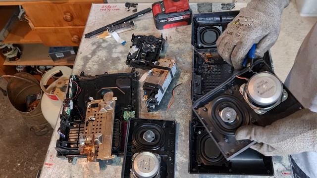 Scrapping Out An Ipod Docking Station, Radio and CD Player смотреть онлайн