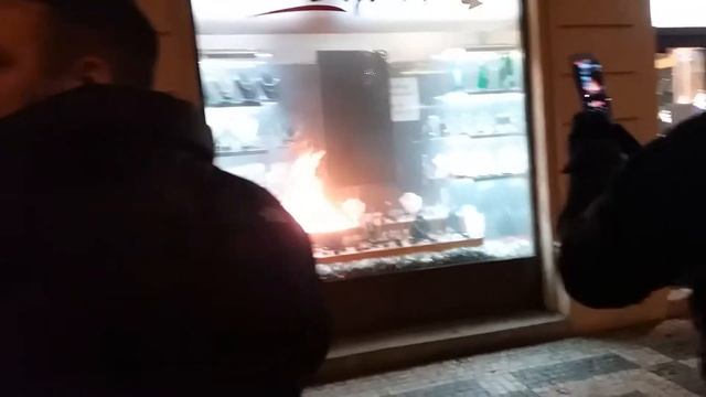 Fire in the window shop Prague night 04.01.2019 04am смотреть онлайн