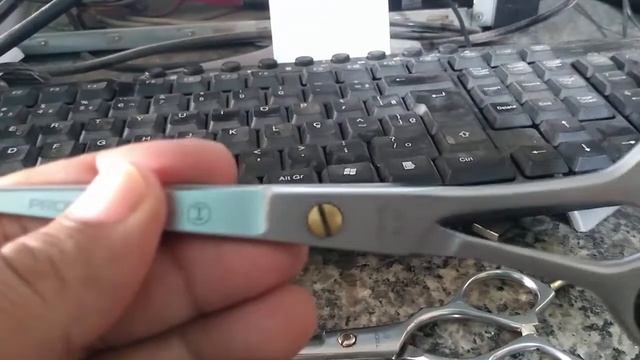 TESOURA de CORTAR CABELO FIO NAVALHA ou TESOURA FIO LASER смотреть онлайн