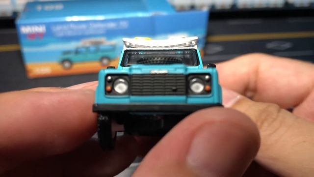 Mini GT Land Rover 110 Light blue with Surfboard смотреть онлайн