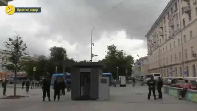 А вот журналистка МБХ медиа ищет потерявшийся миллион москвичей, которые должны были прийти на акци смотреть онлайн