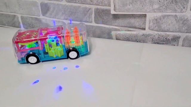 Прозрачный автобус с шестеренками смотреть онлайн