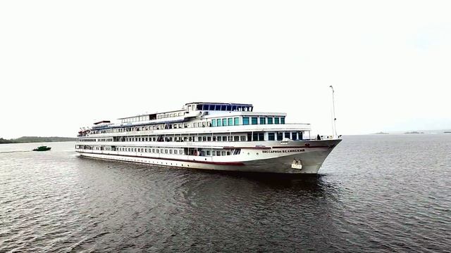 Теплоход идёт к причалу смотреть онлайн