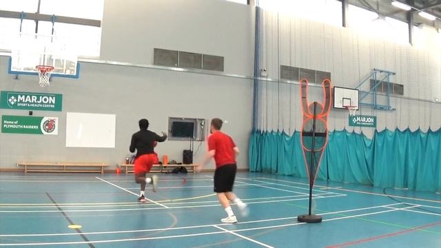 Ball Screen work with Coach Paul Nicholson and Plymouth Raiders guard Tola Okiki смотреть онлайн