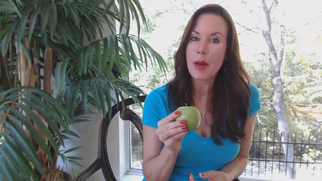 Dr. Lori's Minute Tip: Eat An Apple A Day To Help Shed Pounds Away смотреть онлайн