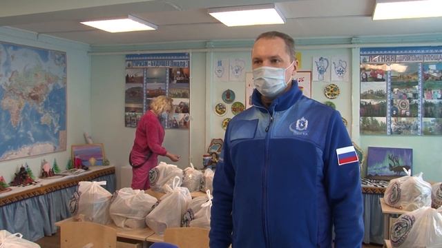 В деревне Лаборовая так же начата выдача наборов для учеников смотреть онлайн