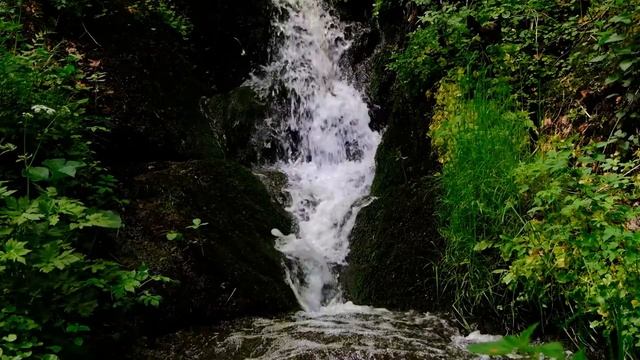 Шикарная музыка со звуками падающей воды