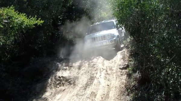 2006 Jeep Commander 5.7L Hemi doing off Road