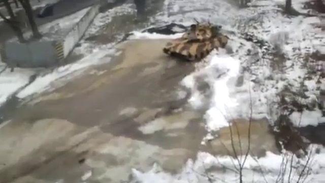 Смотреть всем! Полицейский разворот танка смотреть онлайн
