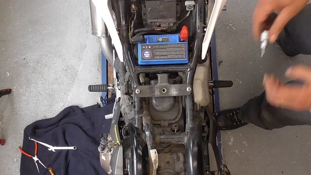 KAWASAKI Z750 AIRFILTER CHANGE, STEP BY STEP 👨🔧---🏍