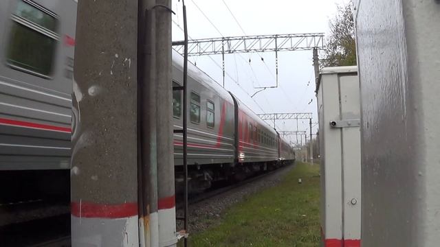 Электровоз ЭП20-027 с фирменным поездом Кубань №30 Москва - Новороссийск и приветливый помощник смотреть онлайн