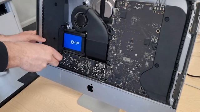Apple iMac 4K Display (2017) 21.5" inch SATA upgrade replacement to SSD by taking screen off. смотреть онлайн
