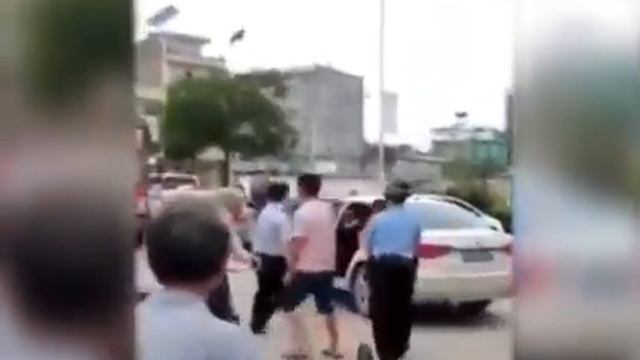 В Китае мужчина напал с ножом напал на детский сад, ранены 16 детей малышей смотреть онлайн