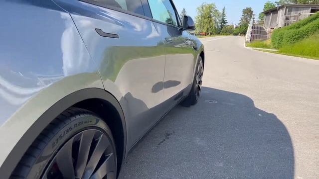 Tesla Model Y Performance Quicksilver under the sun [4K - HDR] смотреть онлайн