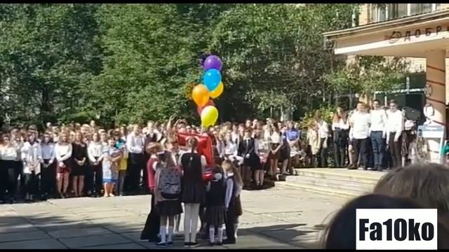 Школьники в Якутске на 1 Сентября запустили воздушный шар в форме пятерки, но в небо улетела двойка смотреть онлайн