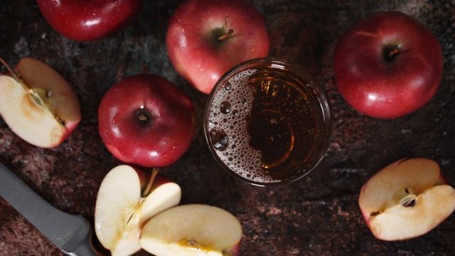 POUR THE APPLE JUICE INTO A GLASS - GAUBEVERAGE смотреть онлайн