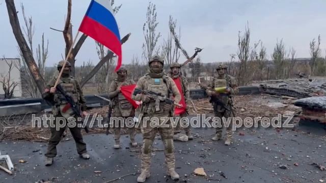 ⚡️СВО 18+ Бойцы демонстрируют флаг РФ над освобожденной Максимильяновкой. смотреть онлайн