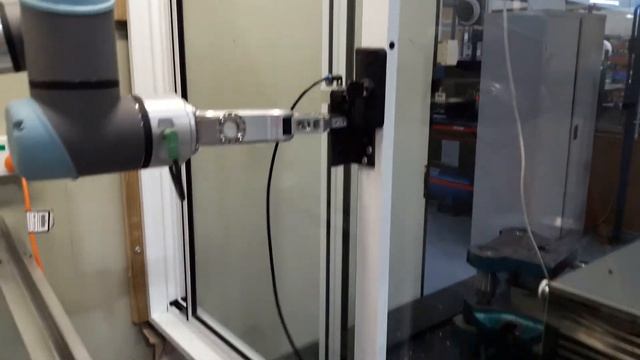 UR cobot performing window open & close cycle testing. смотреть онлайн