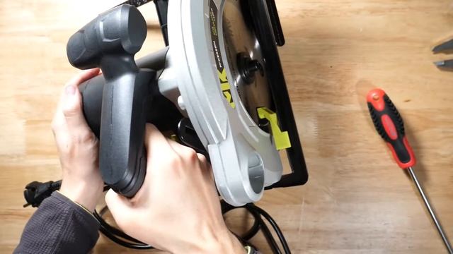 Changer les charbons d’une meuleuse, perceuse... смотреть онлайн