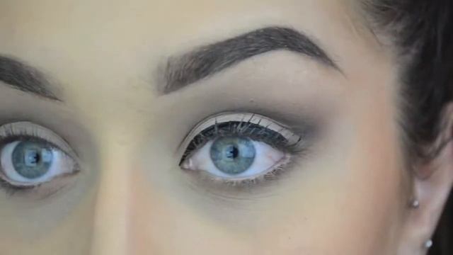 Classic Eye & Bold Lip Tutorial | MOTD смотреть онлайн