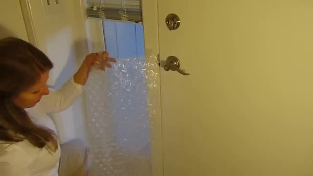 Insulate A Window With Bubble Wrap - Stop Heat Loss Through Windows Easy Cheap Fix смотреть онлайн