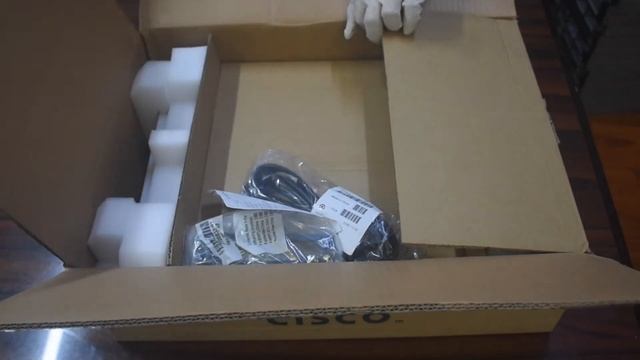 Cisco Catalyst 2960L-24PS-LL Switch Unboxing смотреть онлайн