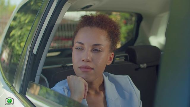 Charming black female looking out car window from backseat during road trip смотреть онлайн