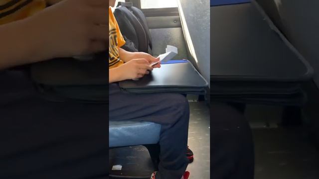 How to make a paper fly out of the window on a moving bus смотреть онлайн