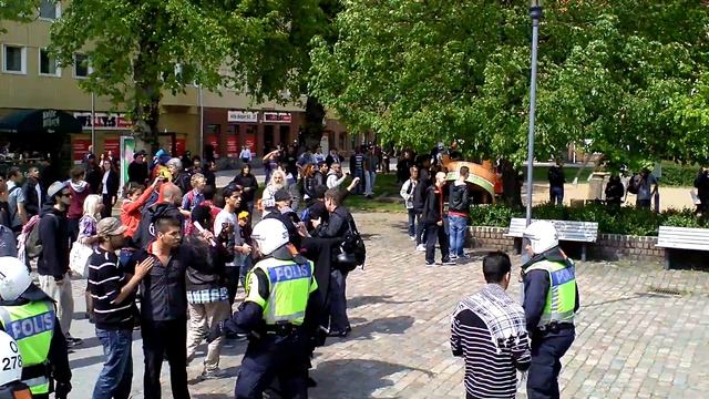 Kille kastar sten på polisbil vid moskédemo göteborg 21-05-2011 смотреть онлайн