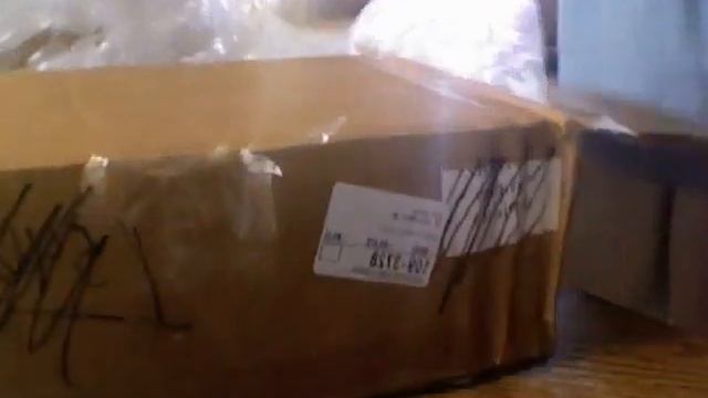 Unboxing my new apple mac book pro from Lockerz.com. YOU CAN GET ONE TOO , JUST READ THE DESCRIPTIO смотреть онлайн