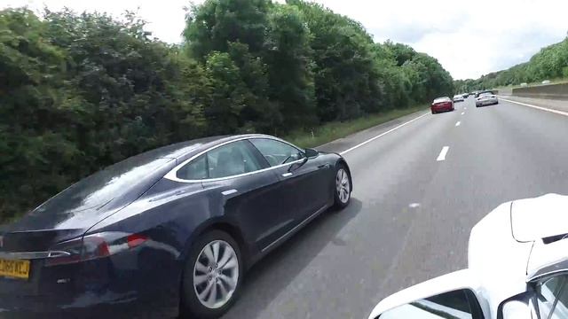 Longest line of Autopilot cars in the UK - Tesla South Mimms Meetup смотреть онлайн