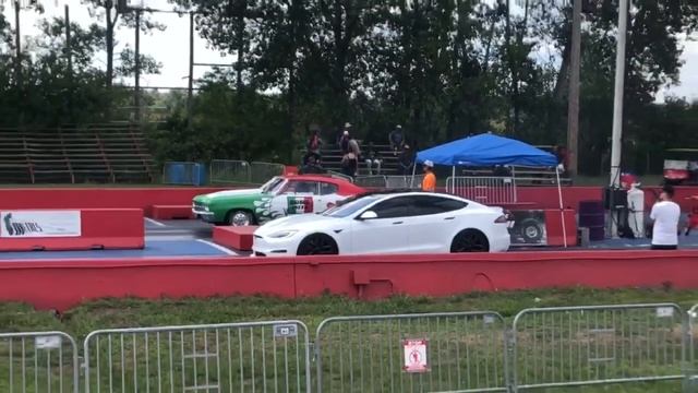 Tesla Model S Plaid vs Muscle Car смотреть онлайн