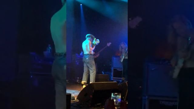 How Mac DeMarco finishes his concerts (Black Sabbath, Weezer and more) Saint-Petersburg, Russia смотреть онлайн
