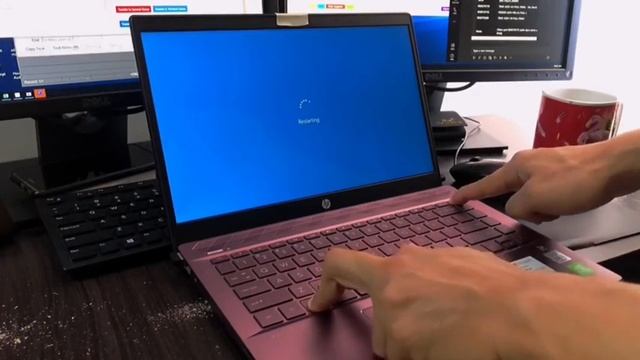Windows 10 stuck in Restarting смотреть онлайн