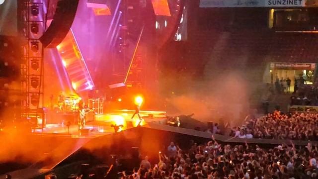 Muse - Plug In Baby - Köln RheinEnergie Stadion 2023 смотреть онлайн