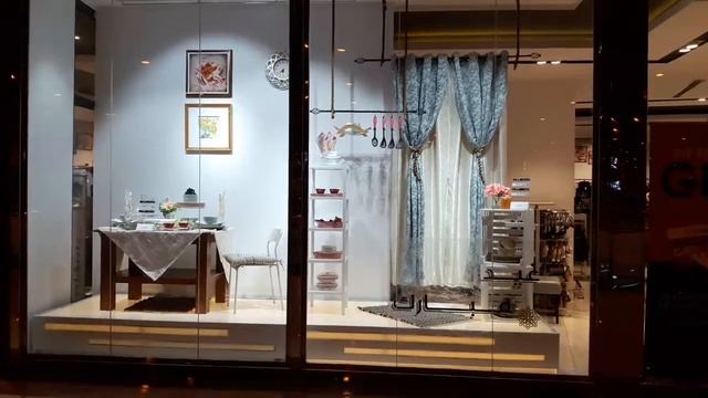 Bed Window Display! смотреть онлайн