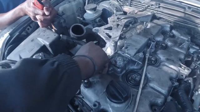 ISUZU KB300 - HOW TO INSTALL DIESAL INJECTORS смотреть онлайн
